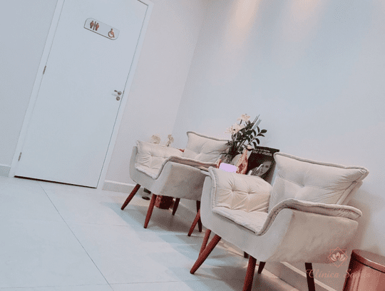 Foto área de espera e do banheiro